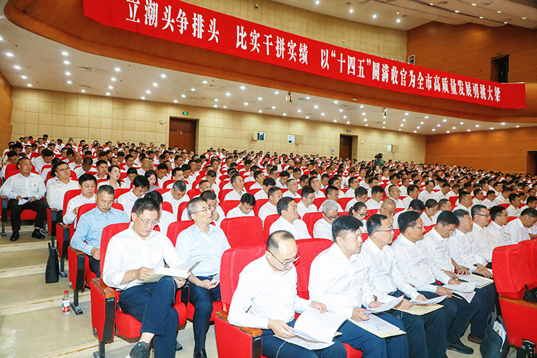 與會(huì)同志認(rèn)真聆聽縣委全會(huì)報(bào)告